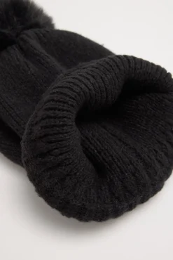 Gorro con pompón<Ysabel Mora