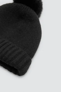 Gorro con pompón<Ysabel Mora