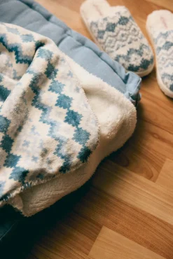 Pack invierno manta y zapatillas estampado étnico azul<Ysabel Mora Online